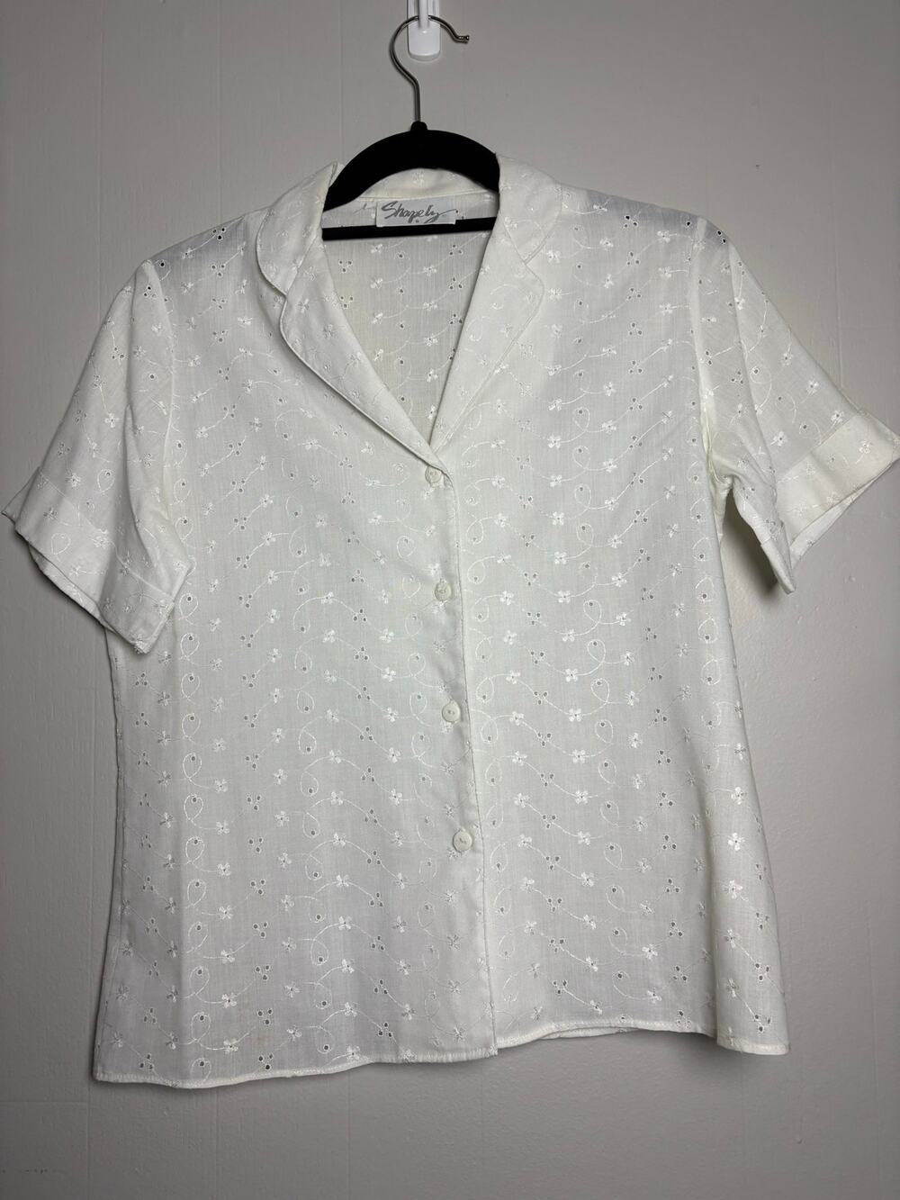 Shapely Vintage Women's Sz 8 Floral Eyelet Classic Collared Button Front Blouse